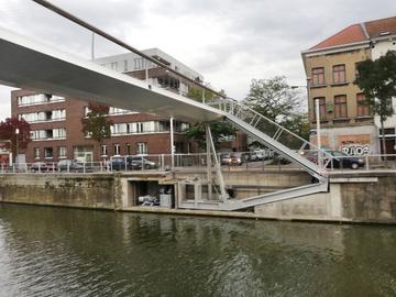 De nieuwe -in de hoogte verstelbare- Gosseliesbrug over het kanaal tussen nijverheidskaai en Mariemontkaai