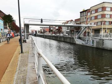 De nieuwe, in de hoogte verstelbare, Gosseliesbrug over het kanaal tussen nijverheidskaai en Mariemontkaai