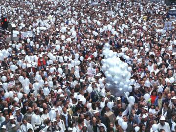 De witte mars voor verdwenen kinderen trekt door Brussel op 20 oktober 1996