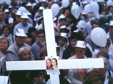 De witte mars voor verdwenen kinderen trekt door Brussel op 20 oktober 1996: Dutroux-slachtoffers Julie en Melissa.