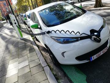 Een elektrische deelauto van Zen Cars aan een laadpaal op de Louizalaan