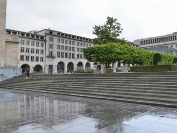 Het Albertinaplein en trappen van de Kunstberg