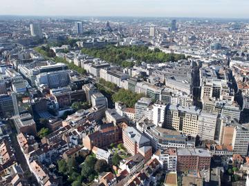 Een luchtbeeld van het centrum van Brussel, met het Warandepark en het Koninklijk Paleis