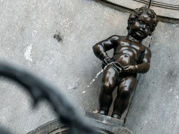 Manneken Pis in de Stoofstraat, toeristische attractie bij uitstek