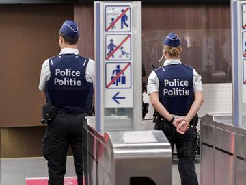 Politiebewaking bij metrohalte Simonis