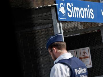 Politiebewaking bij metrohalte Simonis