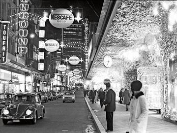 Feestverlichting in de Nieuwstraat in 1965