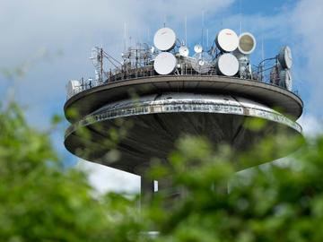 De zendmast van VRT-en RTBf aan de Auguste Reyerslaan