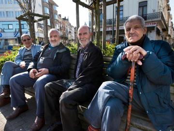 Senioren buiten op een rustbank