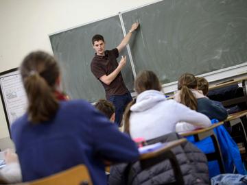 Archiefbeeld: een leraar voor zijn klas in de middelbare school van het Sint-Jan Berchmanscollege