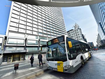 Een bus van de Vlaamse openbaar vervoersmaatschappij De Lijn aan het Rogierplein