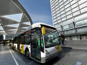 Een bus van de Vlaamse openbaar vervoersmaatschappij De Lijn aan het Rogierplein