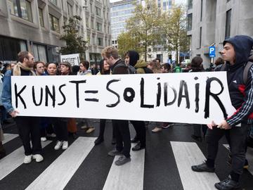 Protest van de Vlaamse cultuursector aan het Vlaams Parlement tegen de besparingen van de regering Jambon