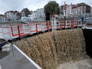 November 2010: wateroverlast in Brussel. De sluis van Molenbeek aan de Ninoofsepoort kan het vele water nauwelijks tegenhouden