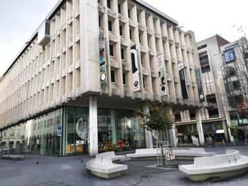 Muntpunt op het Muntplein, communicatiehuis, bibliotheek en ontmoetingsplek voor (Nederlandstalige) Brusselaars