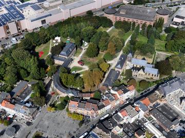 De abdij van Vorst, met het Sint-Denijsplein en de fabriek van Audi Vorst.