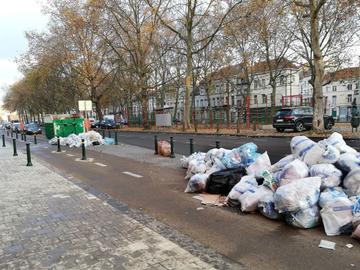22 november 2019: vuilniszakken op en langs het fietspad aan de Poincarélaan