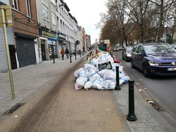Zaterdag 23 november 2019: onopgehaalde vuilniszakken op en langs het fietspad aan de Poincarélaan, Anderlechtsepoort, door acties van Net Brussel