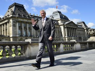 Koning Filip voor het Koninklijk Paleis aan het Warandepark