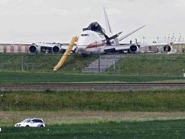 Een vrachtvliegtuig van Kalitta Air schuift van de startbaan op Brussels Airport op 25 mei 2008
