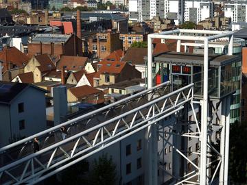 De lift voor voor voetgangers en fietsers aan het Justitiepaleis verbindt het Bruegel- met het Poelaertplein