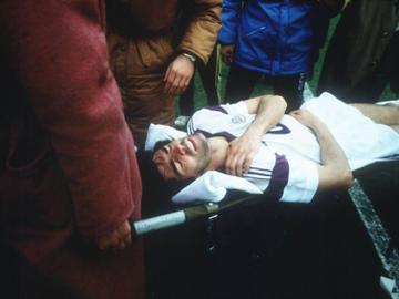 Anderlechtspeler Juan Lozano wordt op 1 februari 1988 van het veld gedragen met een blessure