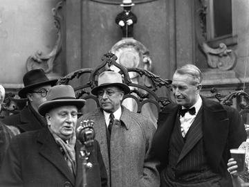 Zanger, acteur en entertanier Maurice Chevalier (rechts) en de liberale burgemeester Joseph Vandemeulebroek (links) op 3 februari 1949