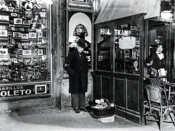 Colporteur of huis aan-huisverkoper op de Anspachlaan in 1933