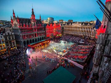 De Ommegang, de evocatie van de intrede van Karel V en zijn zoon, kroonprins Filips (de latere Filips II)