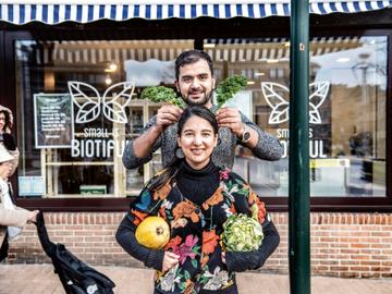 Lorie Meurmans en haar vriend Romal, biowinkel Small is biotiful