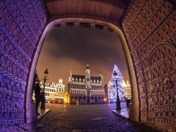 Verlichting van de Grote Markt, stadhuis en kerstboom tijdens Winterpret