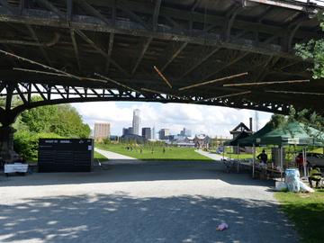 De Jubelfeestbrug boven het park aan Thurn & Taxis is dringend toe aan renovatie