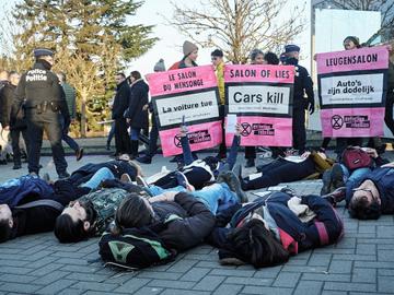 Actie 'Leugensalon' van klimaatactiegroep Extinction Rebellion Belgium zaterdag 18 januari 2020 aan het Autosalon op de Heizel
