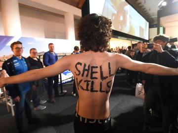 Actie 'Leugensalon' van klimaatactiegroep Extinction Rebellion Belgium zaterdag 18 januari 2020 aan het Autosalon op de Heizel