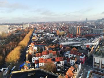 De Alphonse Vandenpeereboomstraat in Sint-Jans-Molenbeek, herkenbaar aan de bomenrij links