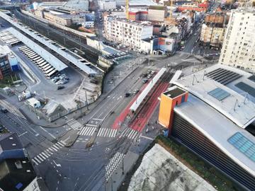 Het Weststation aan de Ninoofsesteenweg in Sint-Jans-Molenbeek. Hier komen trein, tram, bus en metro samen