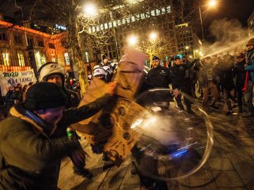 Politie gebruikt matrak tijdens de manifestatie van klimaatactivisten op 27 januari aan zakenclub Cercle de Lorraine