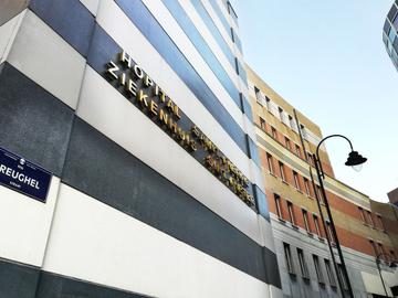 Het Sint-Pietersziekenhuis, polykliniek op de hoek van de Breughelstraat en de Waterloolaan aan de Kleine Ring