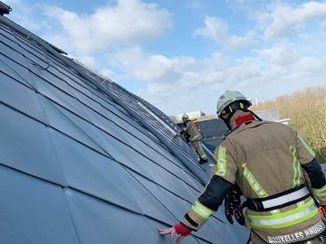 Het dak van het legermuseum na de doorkomst van storm Ciara De Brusselse brandweer meet de schade op