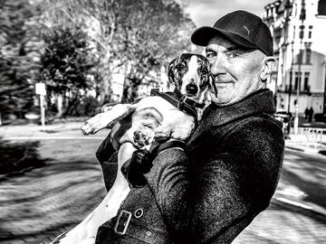 Enfant terrible Leslie Holden met hond Gracie