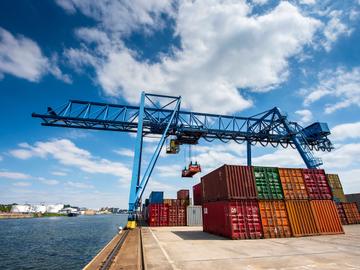 Laadkranen aan de haven van Brussel