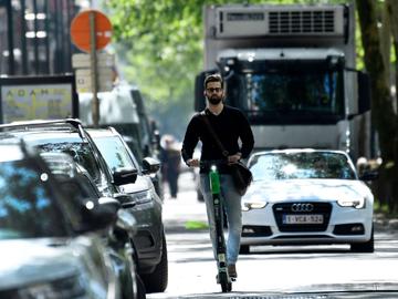 Een elektrische deelstepgebruiker in Brussel
