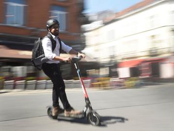 Een elektrische deelstepgebruiker in Brussel