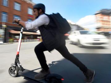 Een elektrische deelstepgebruiker in Brussel