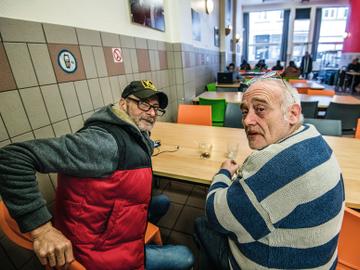 Thuislozen Michel en Serge Foyer Bodegem. Het centrum voor daklozenopvang in de Anneessenswijk, moet de deuren sluiten omdat het CAW de geldkraan dichtdraait