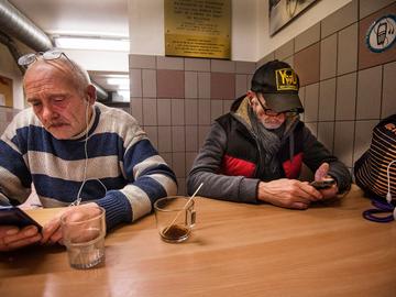 Thuislozen Serge en Michel in Foyer Bodegem. Het centrum voor daklozenopvang in de Anneessenswijk, moet de deuren sluiten omdat het CAW de geldkraan dichtdraait