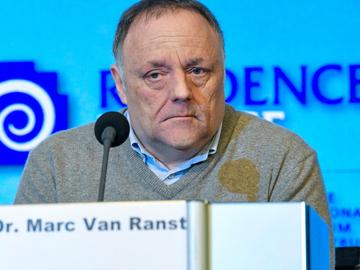 1 maart 2020: de federale regering buigt zich over maatregelen tegen het coronavirus. Viroloog Marc Van Ranst geeft uitleg in het Internationaal Perscentrum