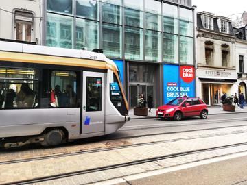 Een tram passeert op de Louizalaan de toekomstige nieuwe vestiging van Coolblue, vooral bekend als webshop