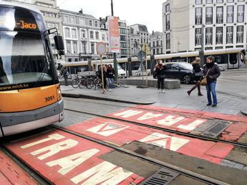 De oversteekplaats voor voetgangers aan de MIVB-tramhalte op het Stefaniaplein