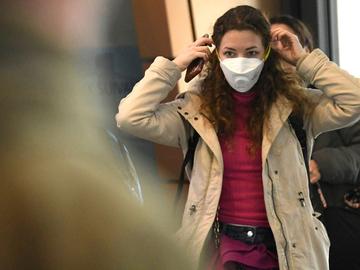 Mondmaskers op Brussels South Charleroi Airport door de dreiging van het Coronavirus 